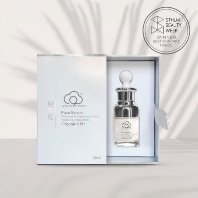 C9 Pure - Face Serum - 30ml. Niacinamide, Hyaluronic acid, Vitamin C, Bakuchiol. Description. A brilliant morning and evening serum that provides a stunning glow, helping to hydrate dehydrated and stressed skin in depth. Powerful antioxidants that help protect the skin against free radicals. Minimizes fine lines and promotes firmer skin with long-term results in the form of a smoother and finer skin structure and increases and improves collagen production in the skin.